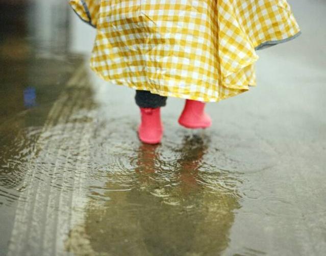 踩雨的童年我们与灵动的雨鞋起舞然而孩子们要把雨鞋送给他们