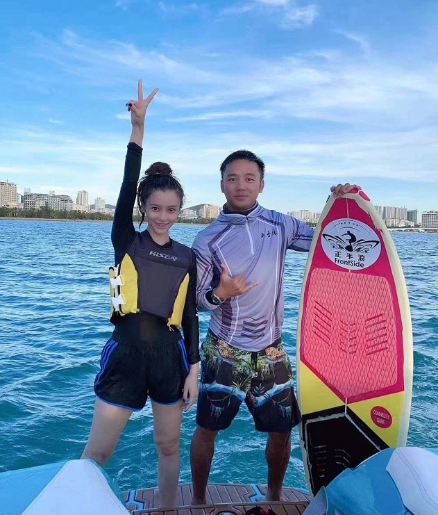 angelababy海上冲浪,angelababy海边冲浪 baby练习冲浪,当她回到船上与教练合影时,真实素颜藏不住了