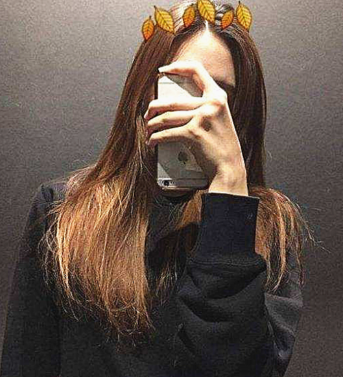 大脸女生怎样自拍显脸小?双手捂脸太小儿科,教你3招更