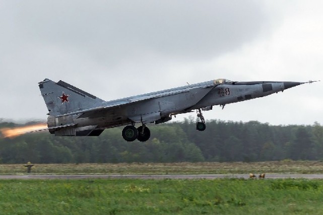 飞机中的米格-25战斗机(图片来自网络) 来源:科普中国-军事科技