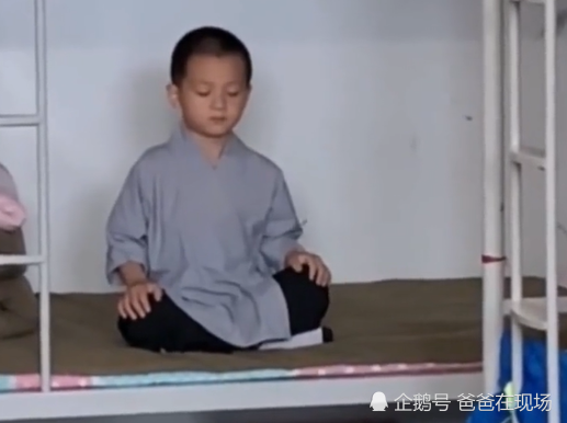 小男孩在宿舍里打坐火爆网络,网友:仿佛看到唐僧转世