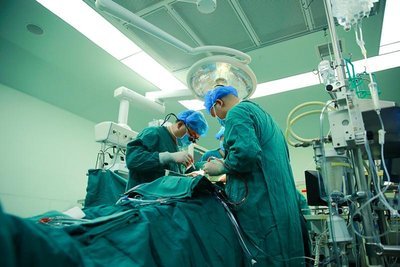 高考成绩已出，想当医生的学生该如何选择学校和专业？