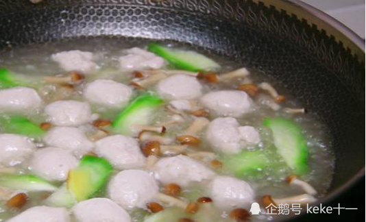 肉质不柴，少油又健康，新型鸡胸肉搭配丝瓜菌菇汤