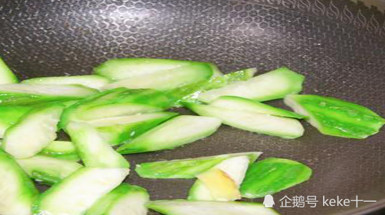 肉质不柴，少油又健康，新型鸡胸肉搭配丝瓜菌菇汤
