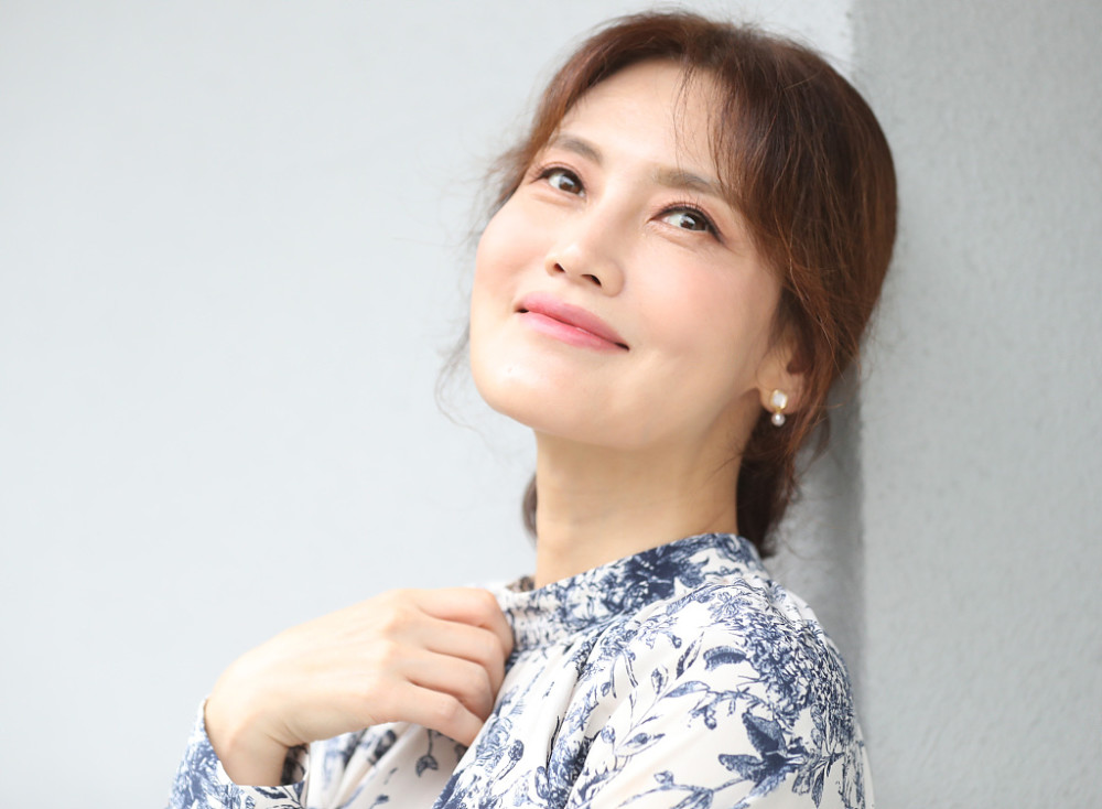 金善映:印花长裙黑色牙签鞋温柔贤淑