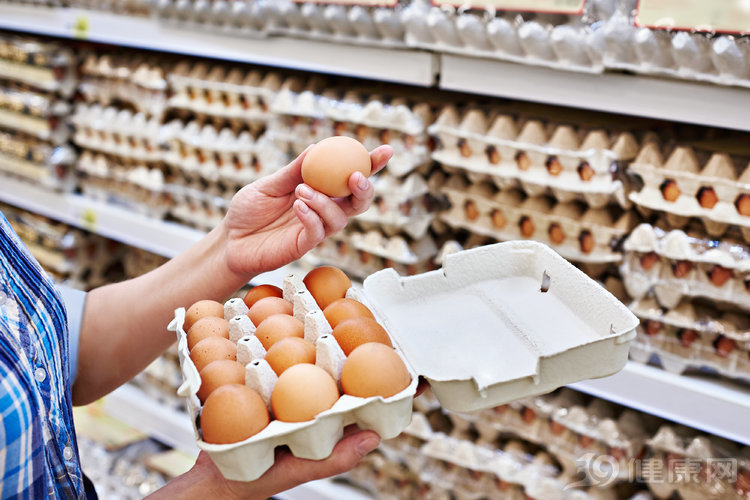 过期食品上饭桌，央视曝光：生产日期随意改，过期秒变“新鲜货”
