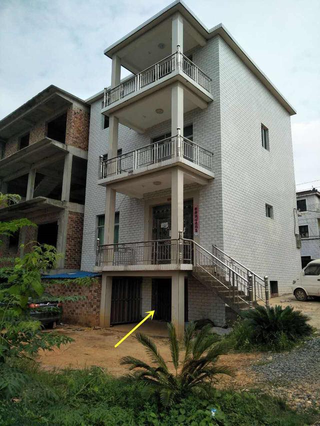农村建自建房,现在都在一楼加个架空层,层高2米1通风隔潮,气派