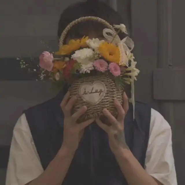 优质日系滤镜男生捧花头像