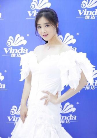 蒋欣近照,脸颊精致似90斤,但身材却壮实如140斤胖子太