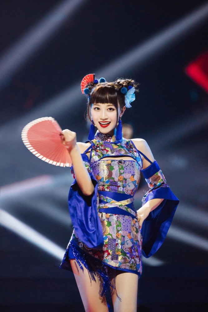 蓝盈莹身着蓝色国风旗袍双丸子头元气满满