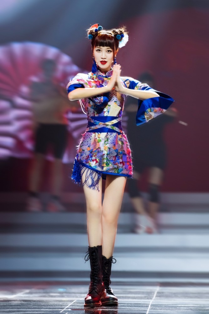 蓝盈莹身着蓝色国风旗袍双丸子头元气满满