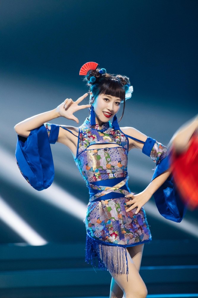 蓝盈莹身着蓝色国风旗袍双丸子头元气满满