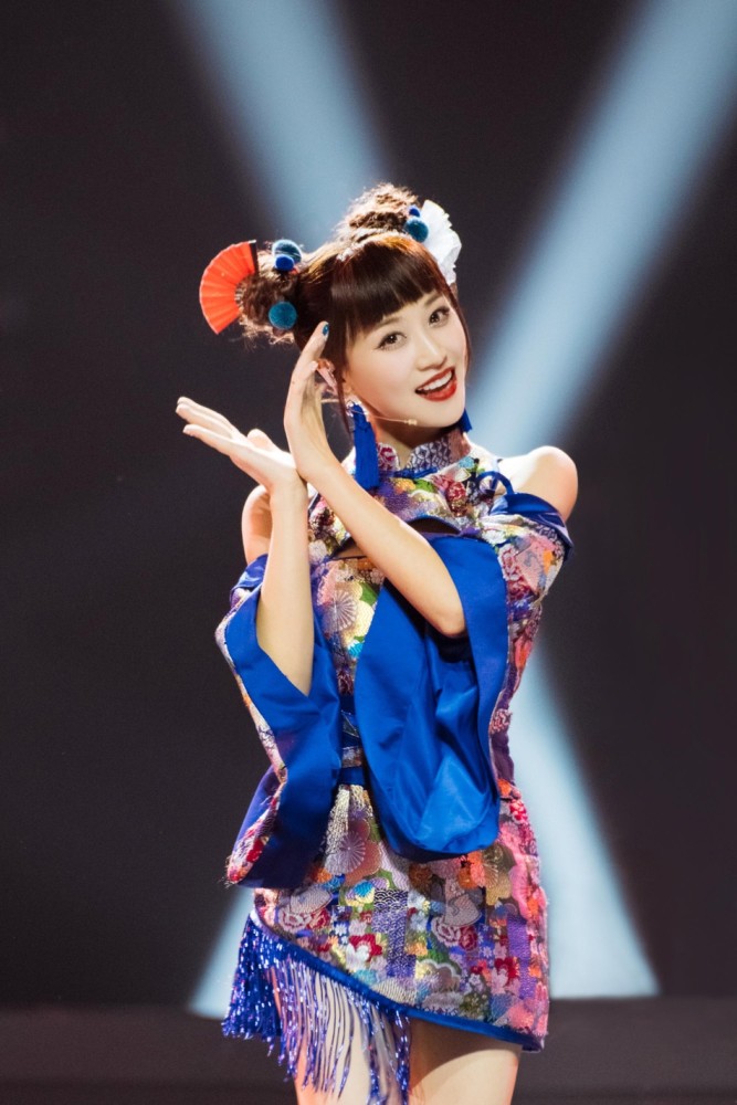 蓝盈莹身着蓝色国风旗袍双丸子头元气满满