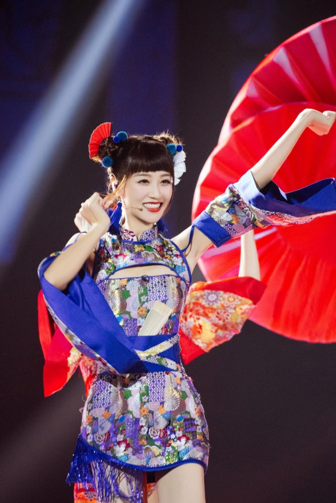 蓝盈莹身着蓝色国风旗袍双丸子头元气满满