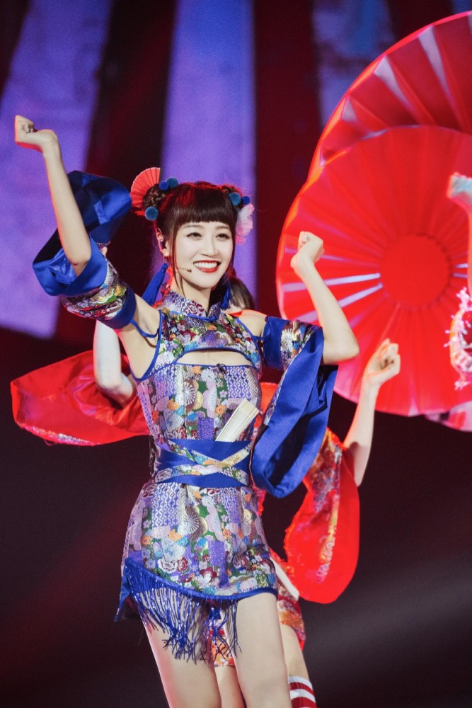蓝盈莹身着蓝色国风旗袍双丸子头元气满满