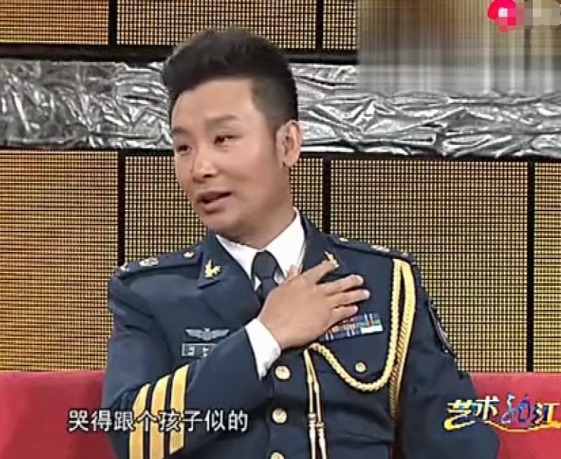 刘和刚趴在地上做饭的母亲断了两次手指的父亲每次唱父亲心如针扎
