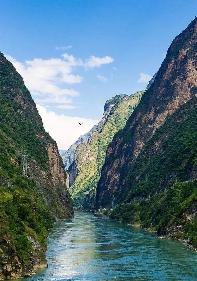 雅砻江大峡谷是新龙县的地标,很多人知道新龙就是从雅砻江大峡谷开始