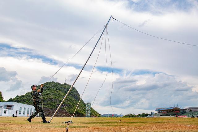 参赛官兵快速架设双极天线