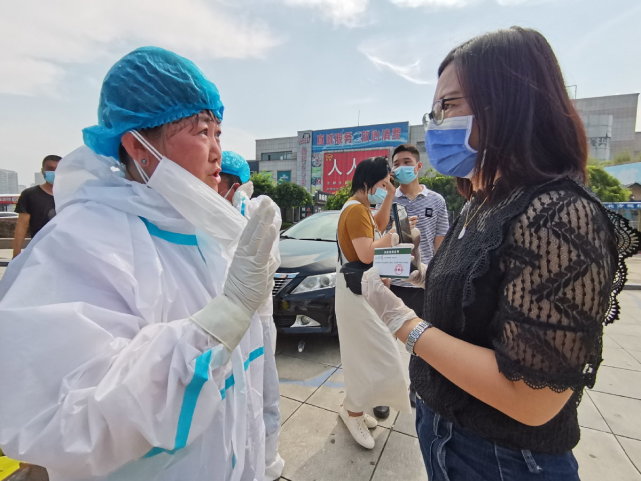 7月24日,医护人员在大连地铁3号线泉水车站核酸检测采样点.