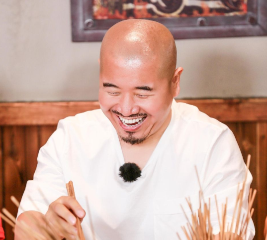 换角其实早有预警,王小利早已抛弃光头蓄起胡子,离越