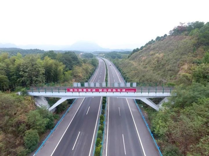 管制路段:杭瑞高速公路湖北枫林与江西南阳双向交通管制.