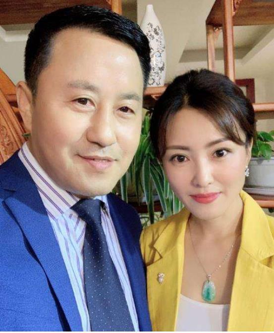 55岁王小宝专注乡爱36岁娇妻直播卖货二人生活富贵且甜蜜