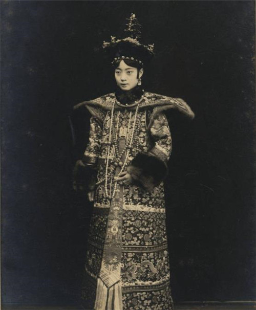 末代皇后婉容:长得确实漂亮,吸食鸦片枯瘦如柴,尸体被