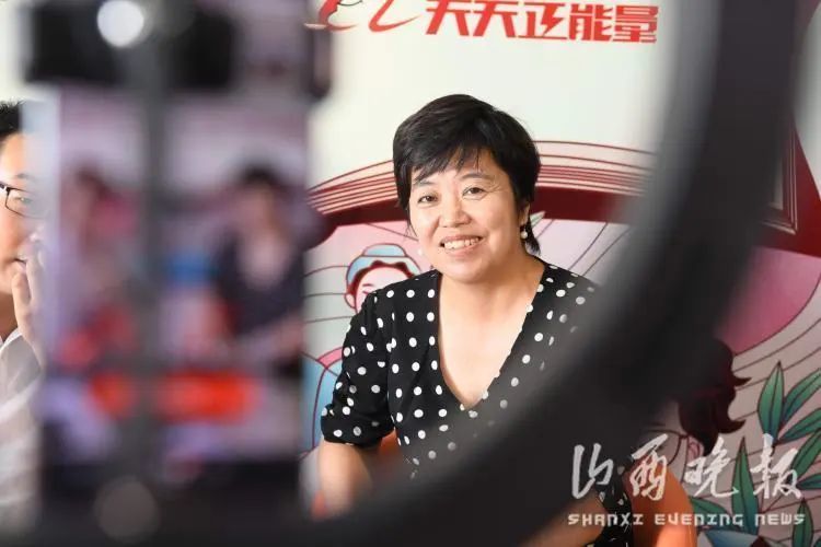 山西晚报直播间里,符进叶与观众一起从经典中品味人生