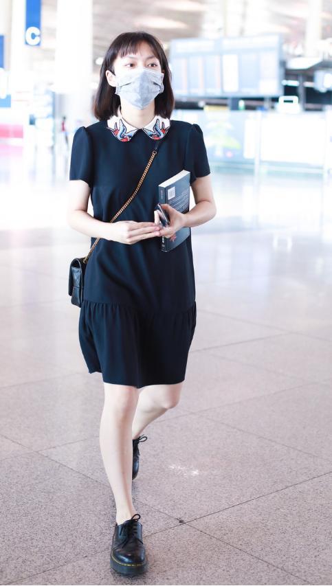 文淇自带少女感，连衣裙上配“抢眼”娃娃领，气质清纯有魅力