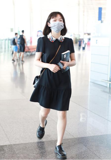 文淇自带少女感，连衣裙上配“抢眼”娃娃领，气质清纯有魅力