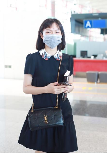 文淇自带少女感，连衣裙上配“抢眼”娃娃领，气质清纯有魅力