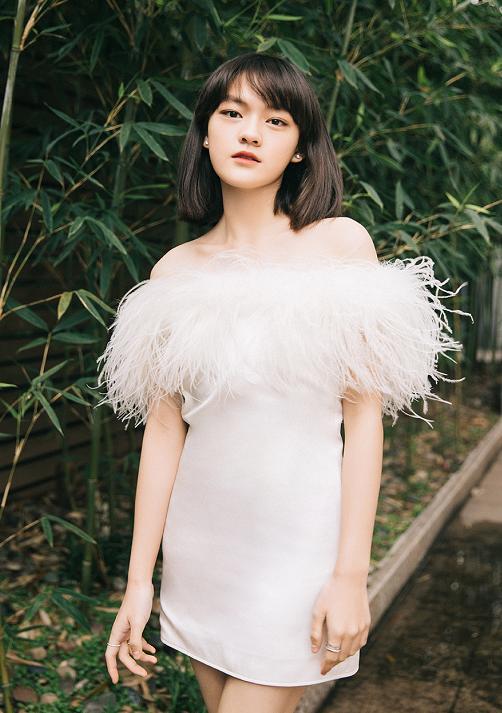 文淇自带少女感，连衣裙上配“抢眼”娃娃领，气质清纯有魅力