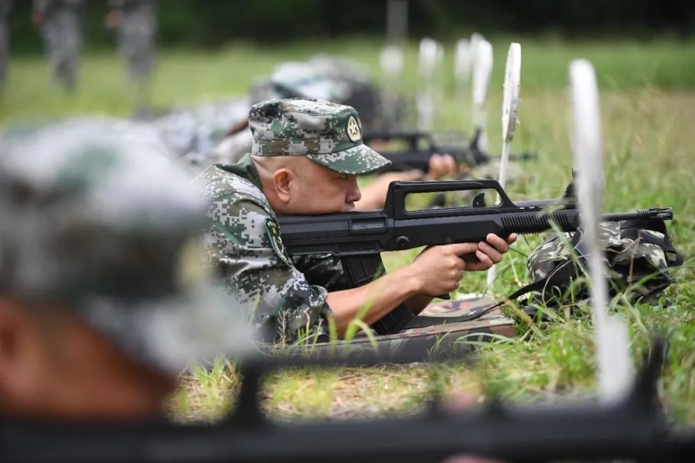 南明区民兵进行轻武器射击训练