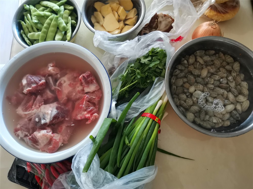 下班回家,老婆给做了四个下酒菜,吃得心满意足,满满家