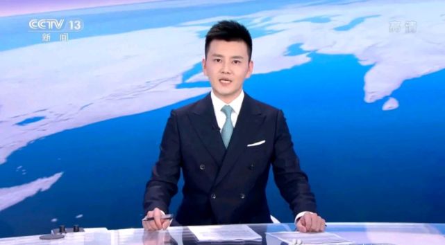 央视新闻主播严於信,帅是帅的,就是太冷淡了,感觉只是个工具人