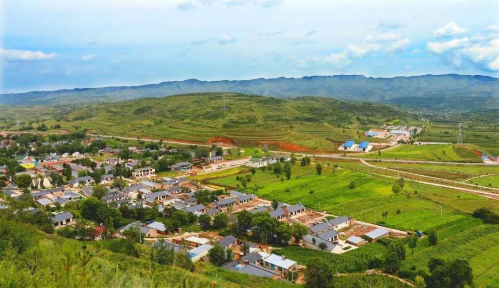 杨岭村地处六盘山脚下这里的自然和旅游资源十分丰富踏进村口时,地道