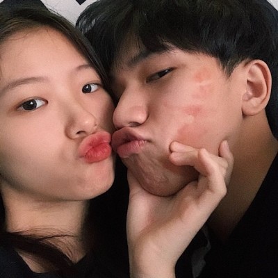其实在kiss的时候,一般都是女生比较脸红紧张的,男生如果是老司机,就