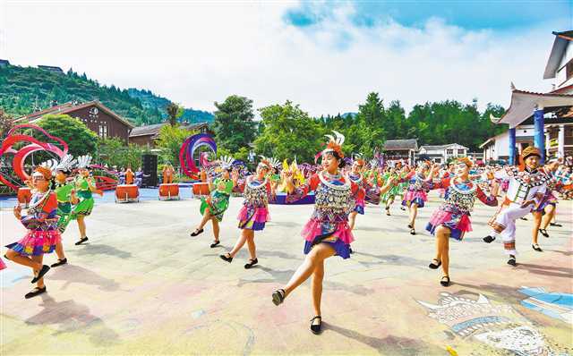 7月24日,"2020·第九届中国乌江苗族踩花山节"在彭水阿依河景区和