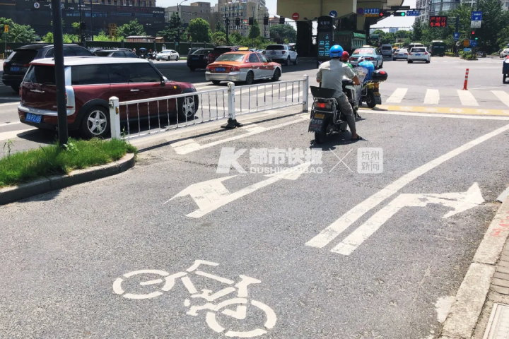 慢车道也要划分出右转道了,在杭州骑自行车,电动车出新规!