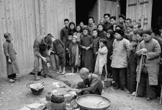 中国饥荒年老照片,路旁树皮被扒吃掉,图二男子瘦出病来
