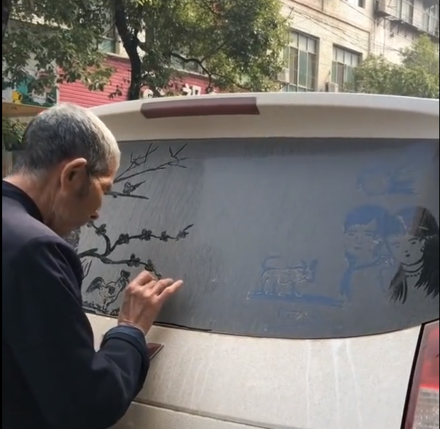70岁大爷在五菱车上画画,车主本想制止,看到成品后不想洗车了