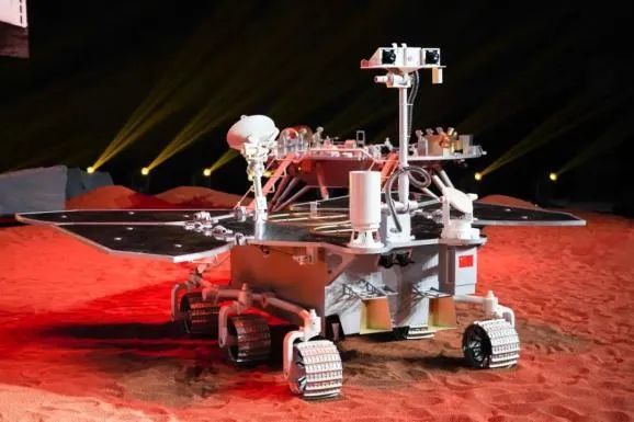 中国首次火星探测任务天问一号1:1火星车正式亮相   图片来源   澎湃