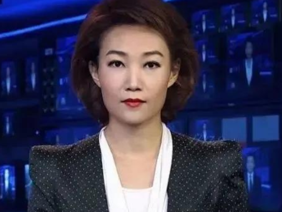 央视美女主持人李梓萌真名曝光,43岁还单身,市长父亲着急了