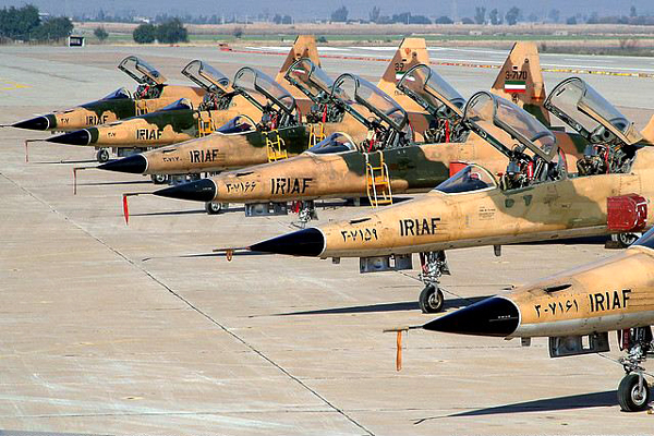 图为伊朗老旧的f5战斗机群