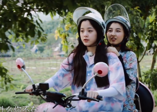 欧阳娜娜和张子枫一起骑摩托,镜头正好拍到她的下巴,这谁不羡慕?