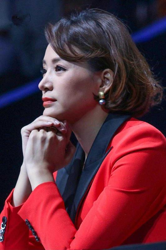 董卿的高级感真让人羡慕，穿红色西装套装亮相，波波头发型太减龄