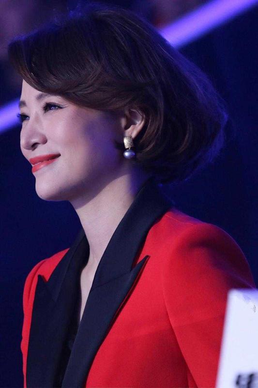 董卿的高级感真让人羡慕，穿红色西装套装亮相，波波头发型太减龄