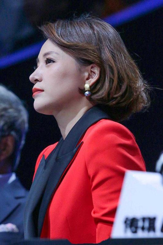 董卿的高级感真让人羡慕，穿红色西装套装亮相，波波头发型太减龄