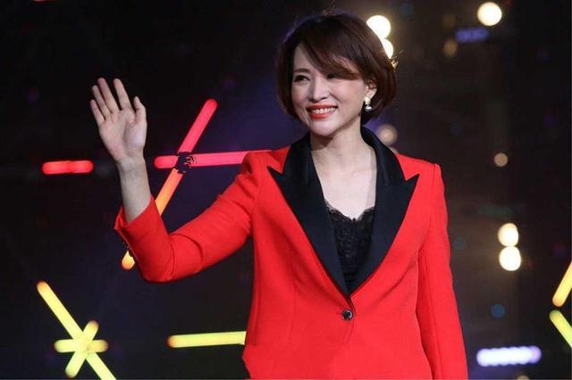 董卿的高级感真让人羡慕，穿红色西装套装亮相，波波头发型太减龄