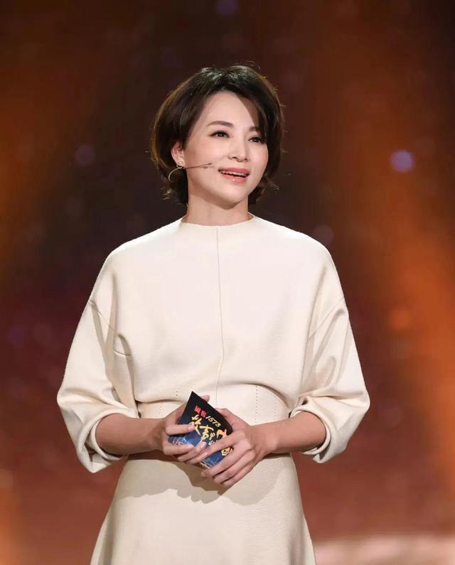 董卿的高级感真让人羡慕，穿红色西装套装亮相，波波头发型太减龄